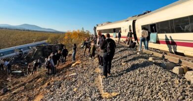 Accident feroviar grav în Spania. Două trenuri de mare viteză s-au ciocnit. Vagoane deraiate, mulți răniți